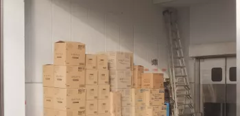Colis stockés entrepôt logistique