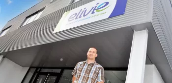 Façade bâtiment d'activité d'ELIVIE avec son chef d'entreprise